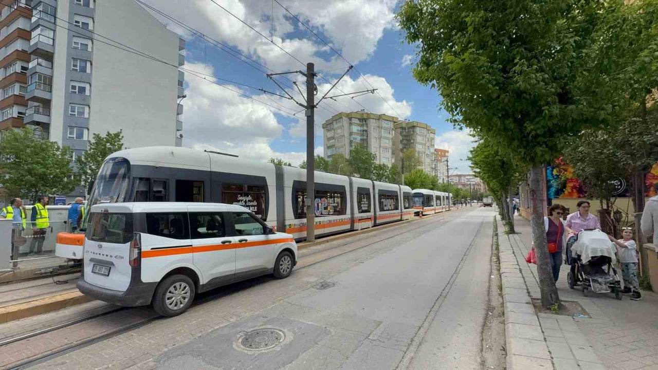 ESKİŞEHİR’DE TRAMVAYLARA ELEKTRİK SAĞLAYAN KATENER TELİNİN KOPARAK ÇEVREDEKİ VATANDAŞLARIN ÜZERİNE...