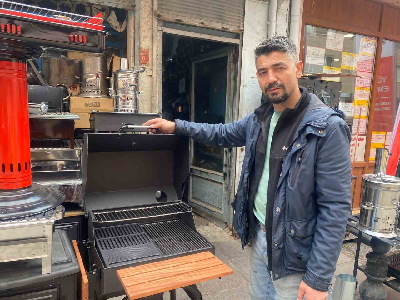 ESKİŞEHİR’DE UZUN YILLARDIR MANGAL VE SOBA SATIŞI YAPAN ESNAF GÖKHAN DURU, HAVALARIN ISINMASINI VE...