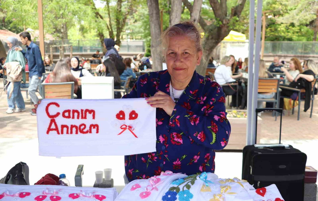 ESKİŞEHİR’DE YAŞAYAN EL SANATLARI USTASI OLAN CEMİLE USTA, ÇOCUKLARINA ÇEYİZ YAPARAK BAŞLADIĞI...