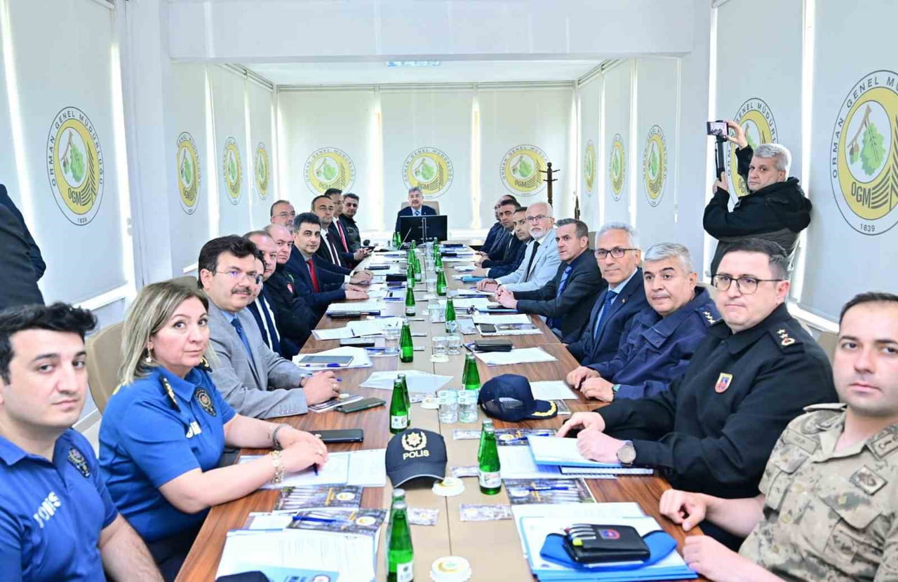 ESKİŞEHİR İLİ ORMAN YANGINLARI İLE MÜCADELE KOMİSYONU, VALİ DR. ERDİNÇ YILMAZ'IN BAŞKANLIĞINDA...