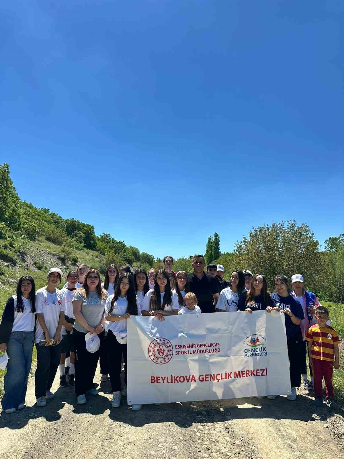 ESKİŞEHİR’İN BEYLİKOVA İLÇESİNDE GENÇLİK HAFTASI ETKİNLİKLERİ KAPSAMINDA GENİŞ KATILIMLI BİR DOĞA...