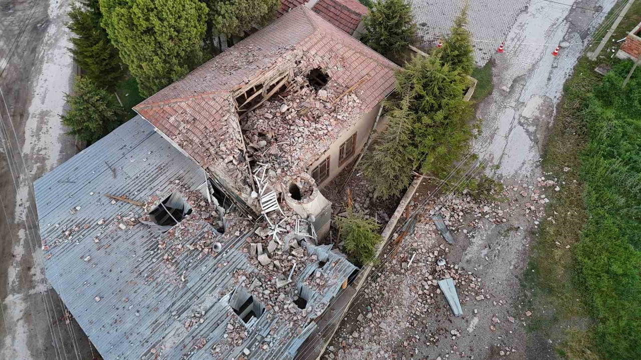 ESKİŞEHİR’İN KIRSAL YASSIHÖYÜK MAHALLESİNİN CAMİ MİNARESİ İKİNDİ NAMAZINA HEMEN ÖNCE DÜŞEN...