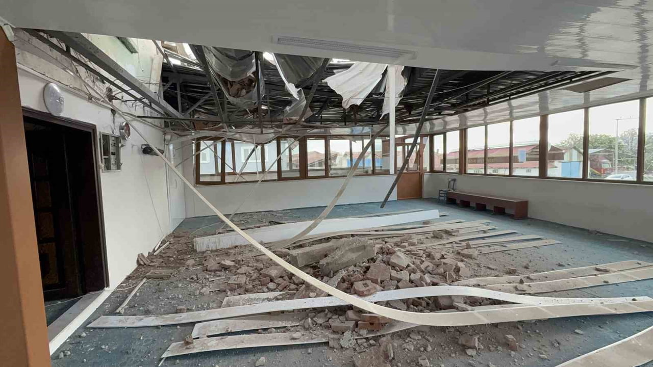 ESKİŞEHİR’İN KIRSAL YASSIHÖYÜK MAHALLESİNİN CAMİ MİNARESİ İKİNDİ NAMAZINA HEMEN ÖNCE DÜŞEN...