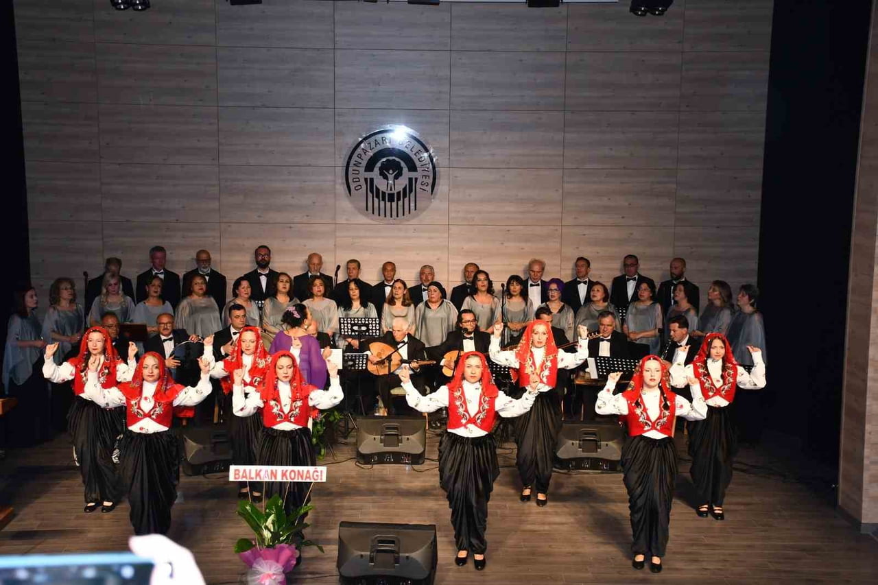 ESKİŞEHİR KÜLLÜOBA DOĞA EZGİLER TÜRK MÜZİĞİ KOROSU TARAFINDAN GERÇEKLEŞTİRİLEN 'BAHAR KONSERİ'...