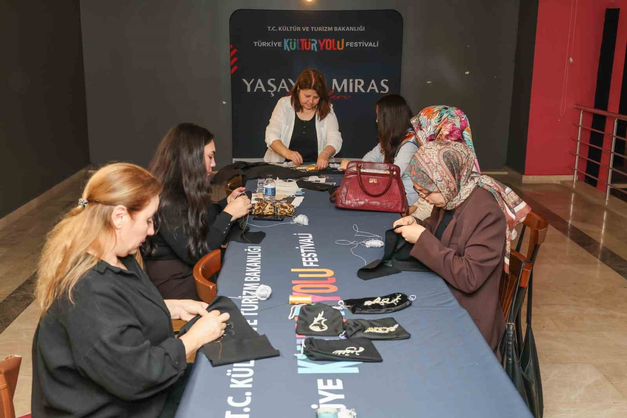 ESKİŞEHİR KÜLTÜR YOLU FESTİVALİ’NİN İKİNCİ GÜNÜNDE SÖYLEŞİ, SERGİ, ATÖLYE VE KONSER PROGRAMLARI...