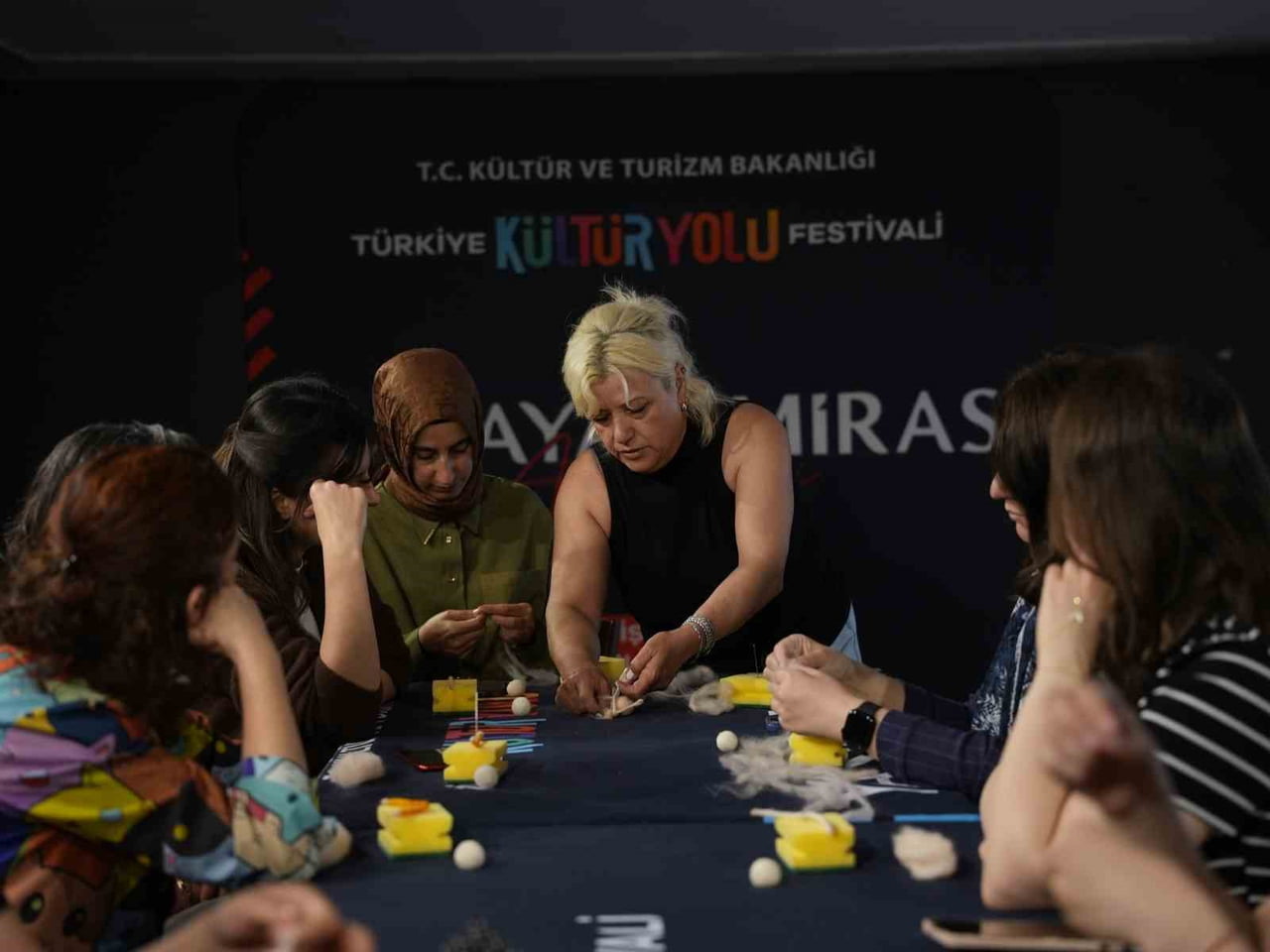 ESKİŞEHİR KÜLTÜR YOLU FESTİVALİ’NİN SEKİZİNCİ GÜNÜNDE SAHNELENEN "SEN DE GİTME TRİYANDAFİLİS" ADLI...