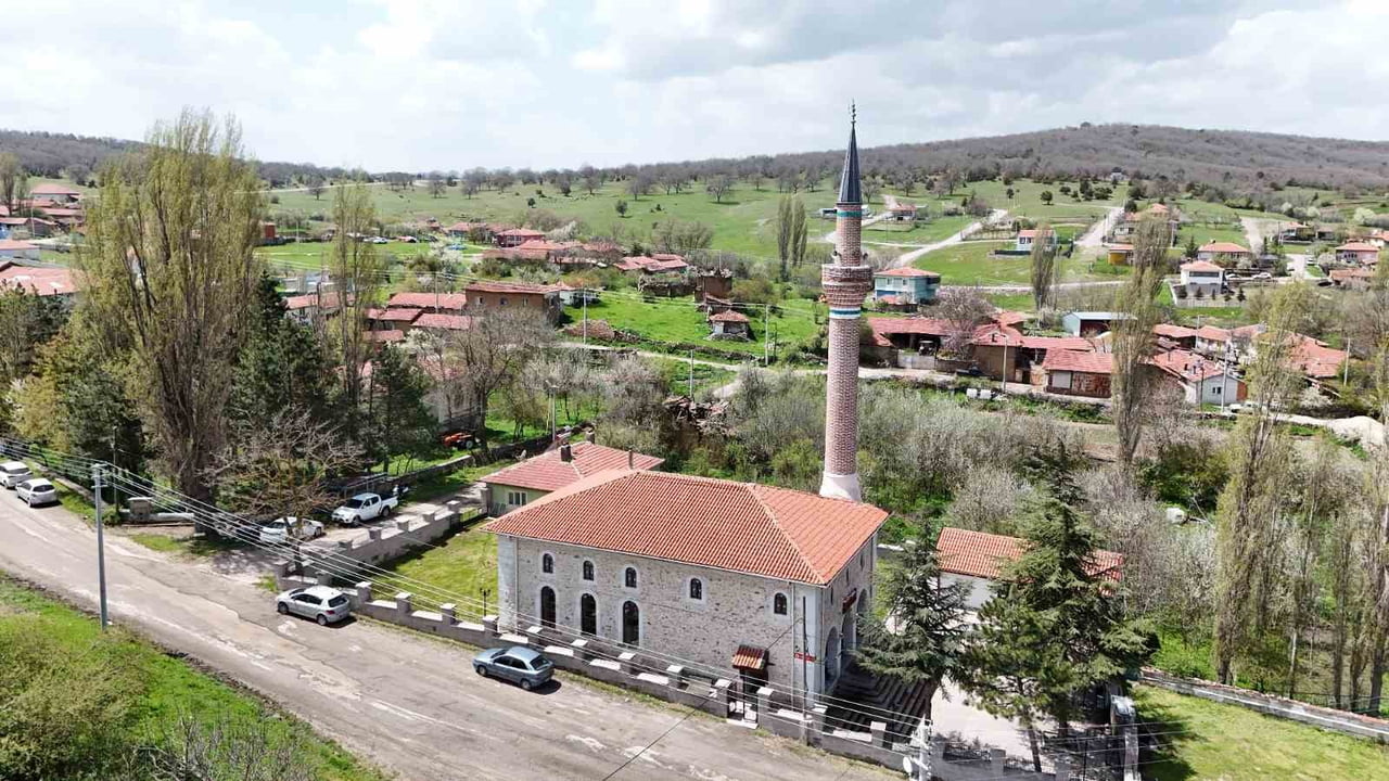 ESKİŞEHİR ODUNPAZARI İLÇESİ KUYUCAK MAHALLESİ DÜZENLENEN HIDIRELLEZ ŞENLİĞİNDE KATILANLAR, HEM...