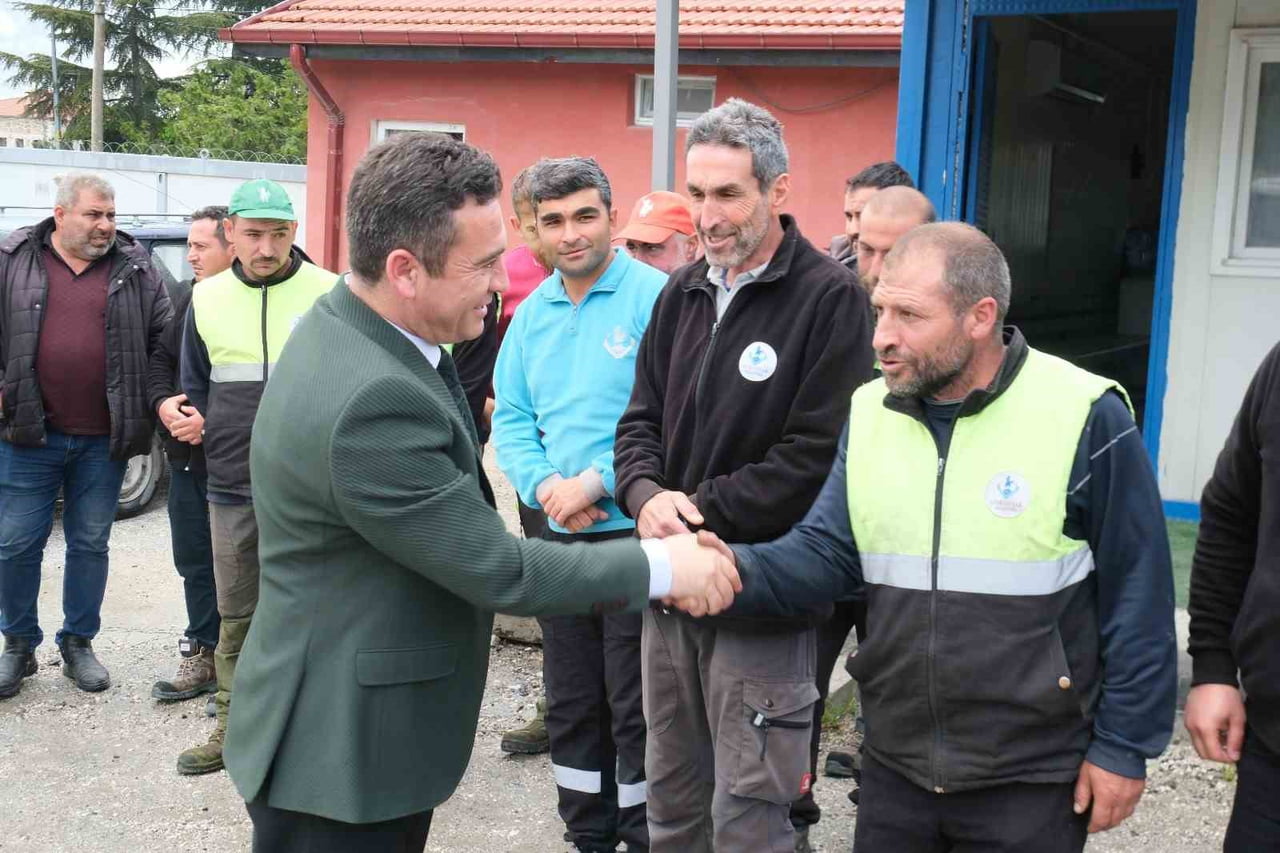 ESKİŞEHİR SİVRİHİSAR BELEDİYESİ'NDE GÖREVLİ PERSONELE 5 BİN TL'LİK KURBAN BAYRAMI İKRAMİYESİ...