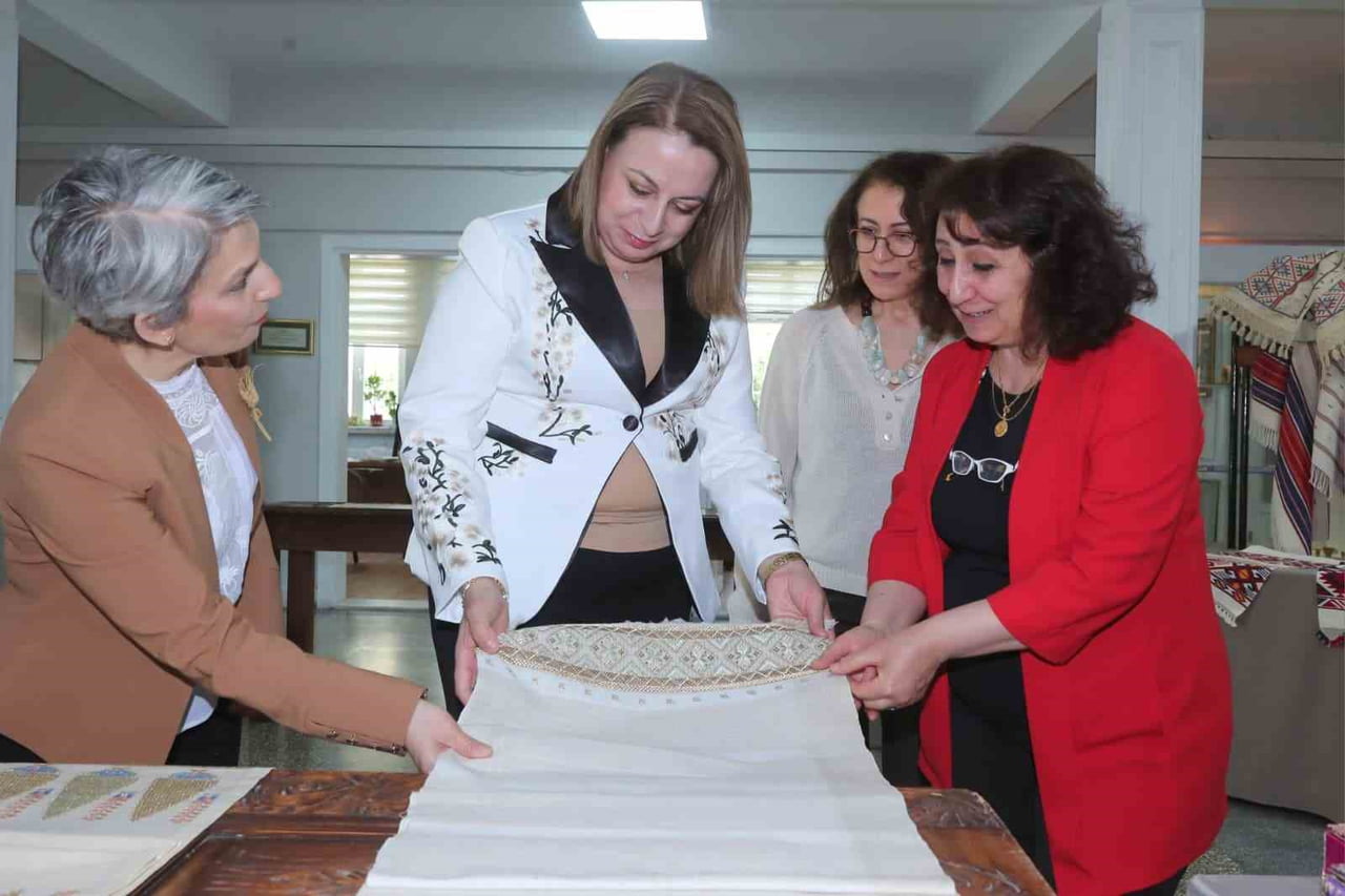 ESKİŞEHİR VALİSİ DR. ERDİNÇ YILMAZ'IN EŞİ DOÇ. DR. ŞENAY YILMAZ, 'ANNELER GÜNÜ SERGİSİ'NİN...