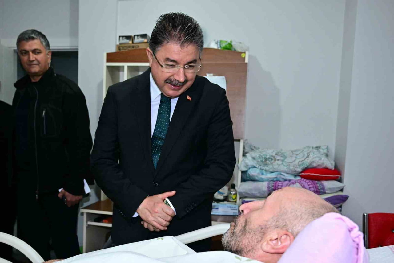 ESKİŞEHİR VALİSİ DR. ERDİNÇ YILMAZ, ENGELLİLER HAFTASI KAPSAMINDA ZEKERİYA SOĞUK VE AİLESİNİ...