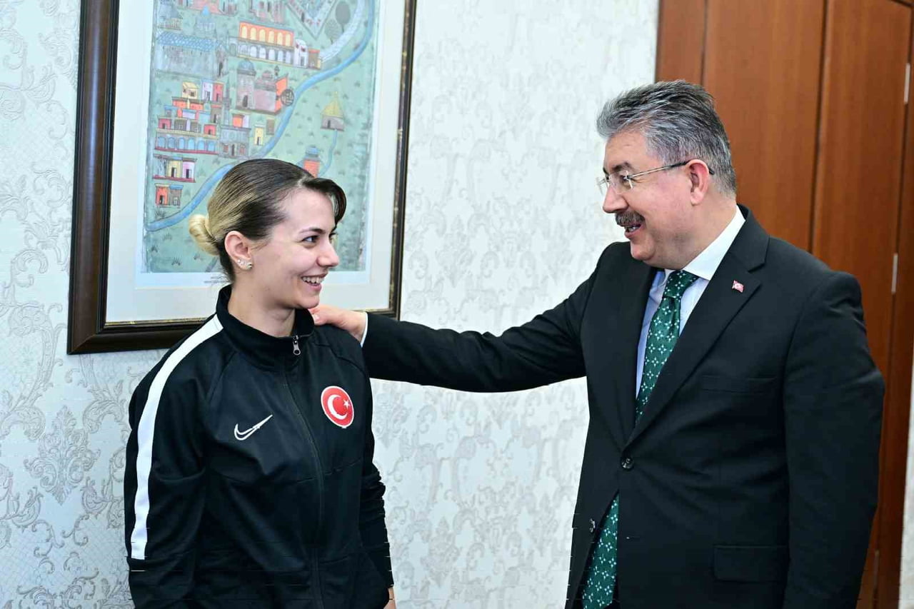 ESKİŞEHİR VALİSİ DR. ERDİNÇ YILMAZ, GK ŞAMPİYONLAR SPOR KULÜBÜ ANTRENÖRÜ VE SPORCUSU GÜLSENA...
