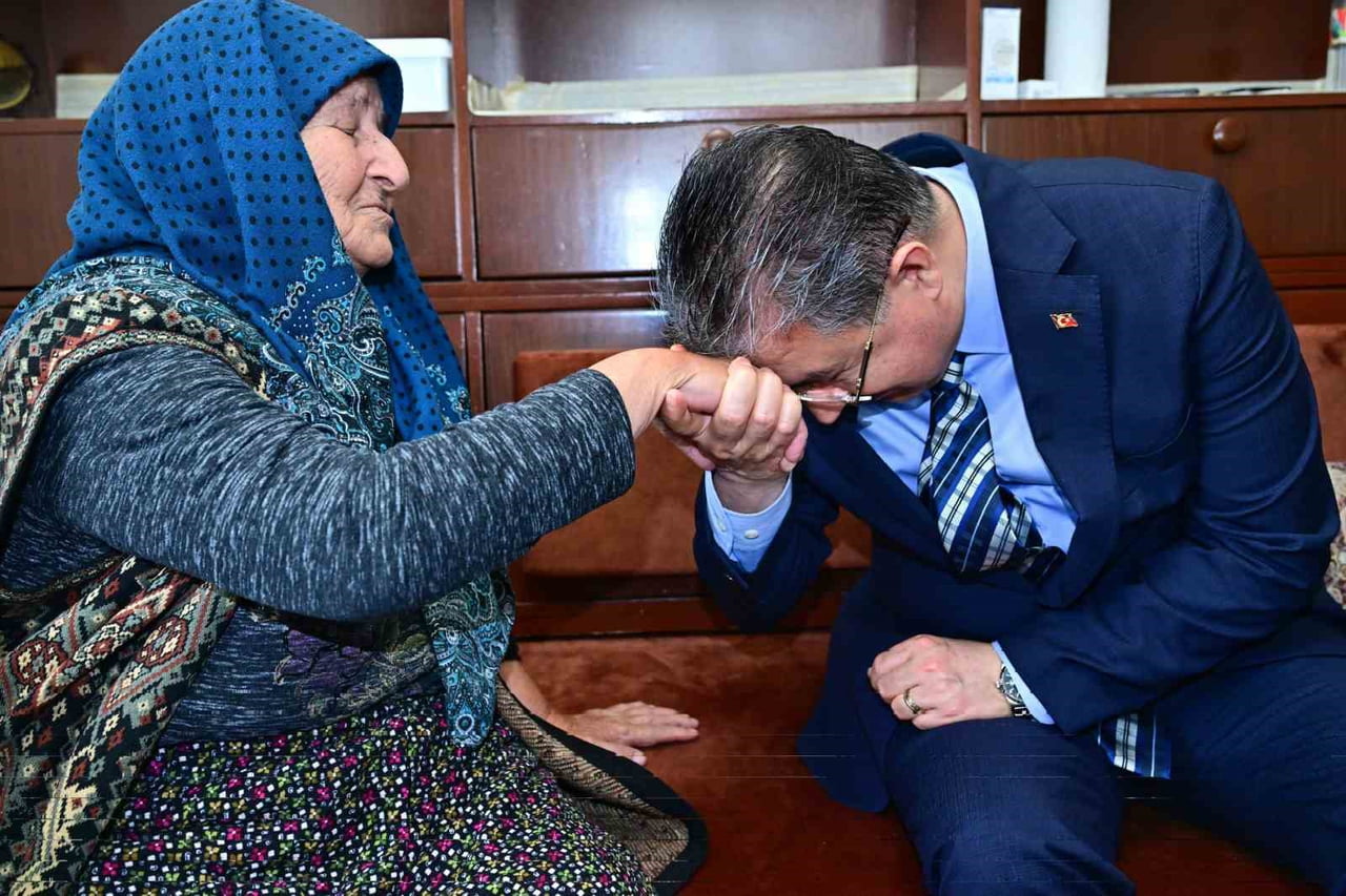 ESKİŞEHİR VALİSİ DR. ERDİNÇ YILMAZ, HANE ZİYARETLERİ KAPSAMINDA GÜLPINAR MAHALLESİ’NDE İKAMET EDEN...