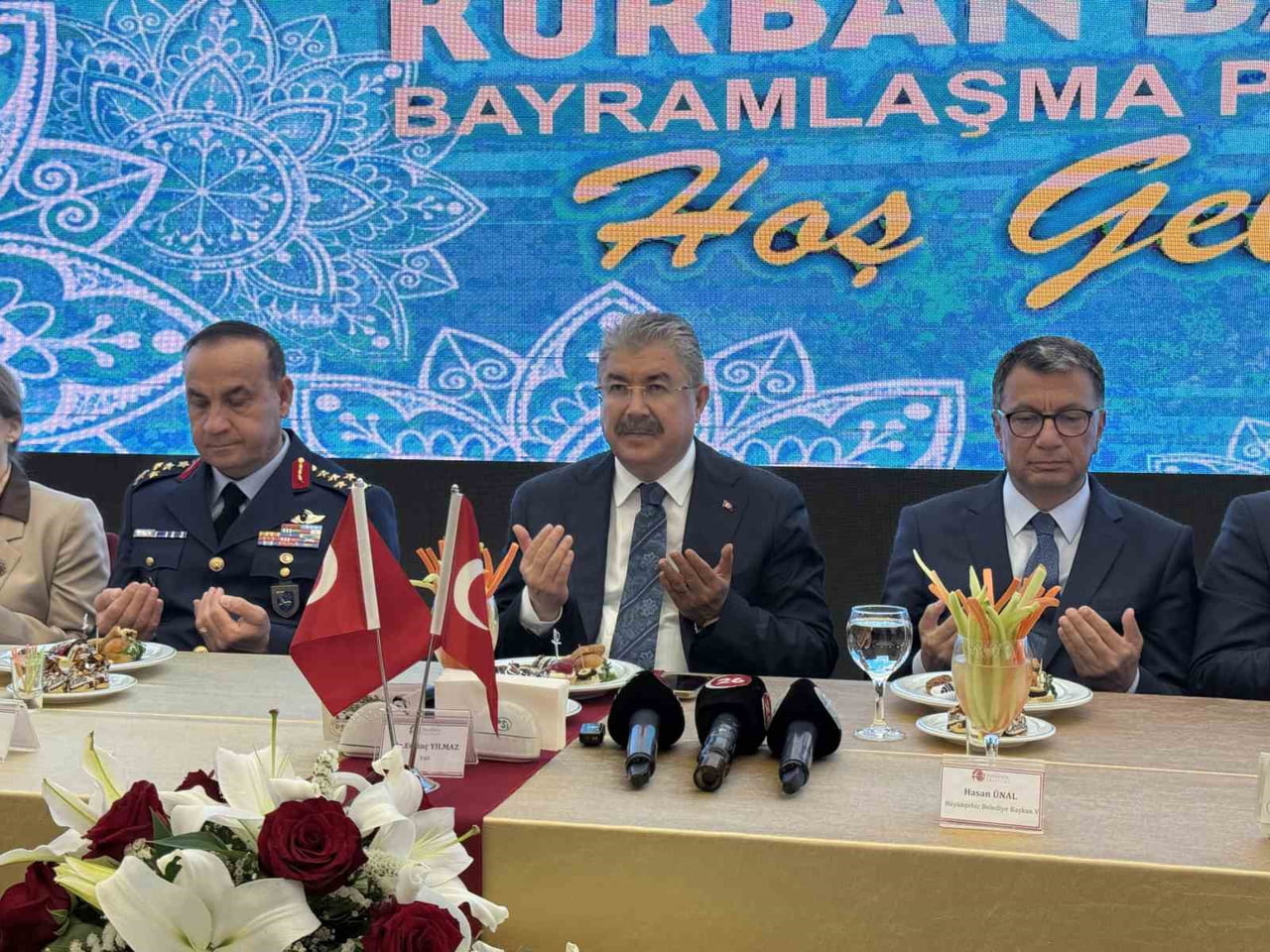 ESKİŞEHİR VALİSİ DR. ERDİNÇ YILMAZ, KURBAN BAYRAMI DOLAYISIYLA DÜZENLENEN BAYRAMLAŞMA PROGRAMINDA...