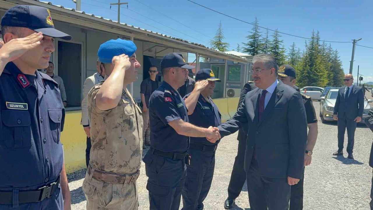 ESKİŞEHİR VALİSİ DR. ERDİNÇ YILMAZ, KURBAN BAYRAMI DOLAYISIYLA GÖREVİ BAŞINDAKİ POLİS VE JANDARMA...