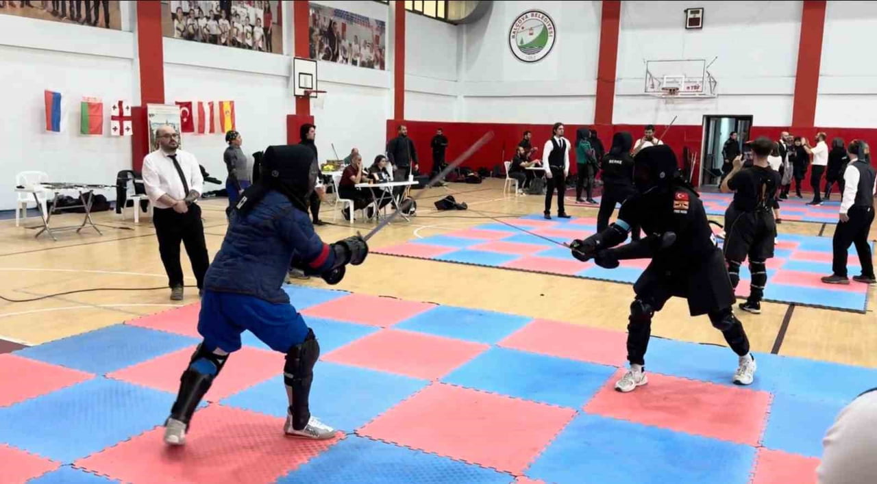 ESKİŞEHİRLİ SPORCU METE IŞIKADALAR, İZMİR'DE GERÇEKLEŞTİRİLEN HEMA (TARİHİ AVRUPA SAVAŞ SANATLARI)...