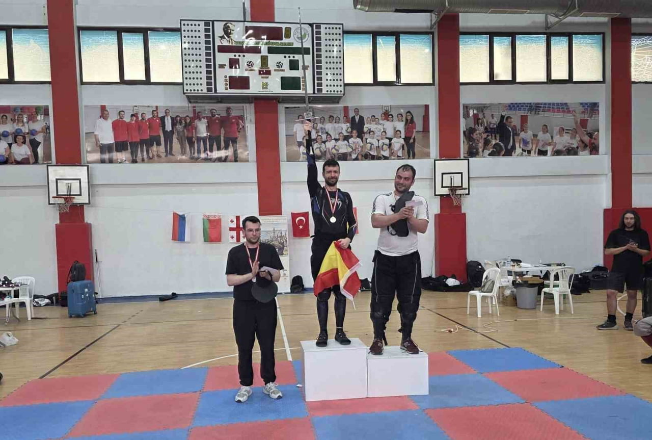 ESKİŞEHİRLİ SPORCU METE IŞIKADALAR, İZMİR'DE GERÇEKLEŞTİRİLEN HEMA (TARİHİ AVRUPA SAVAŞ SANATLARI)...