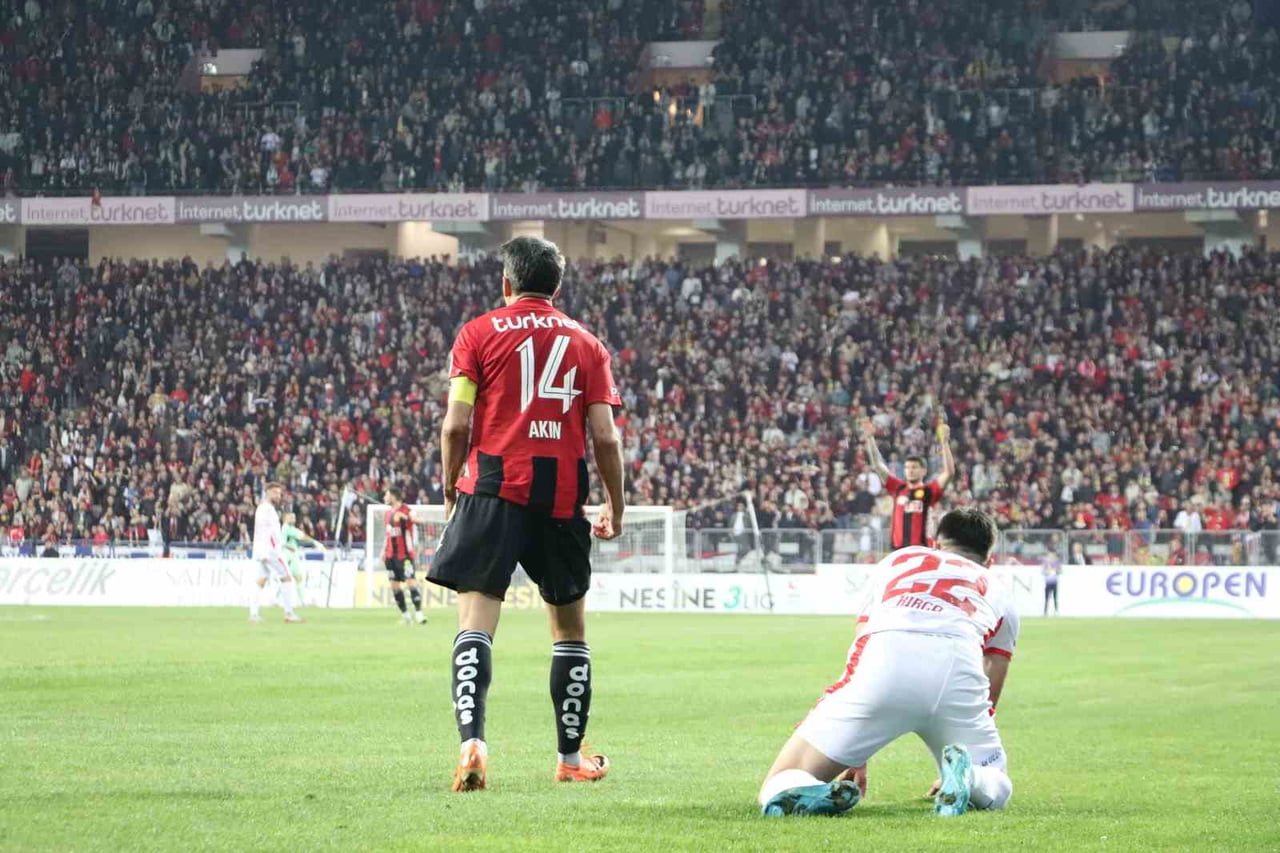 ESKİŞEHİRSPOR'UN KAPTANI AKIN AKMAN, ŞAMPİYONLUK HEDEFİNE ULAŞILAMAMASININ DERİN ÜZÜNTÜSÜNÜ...