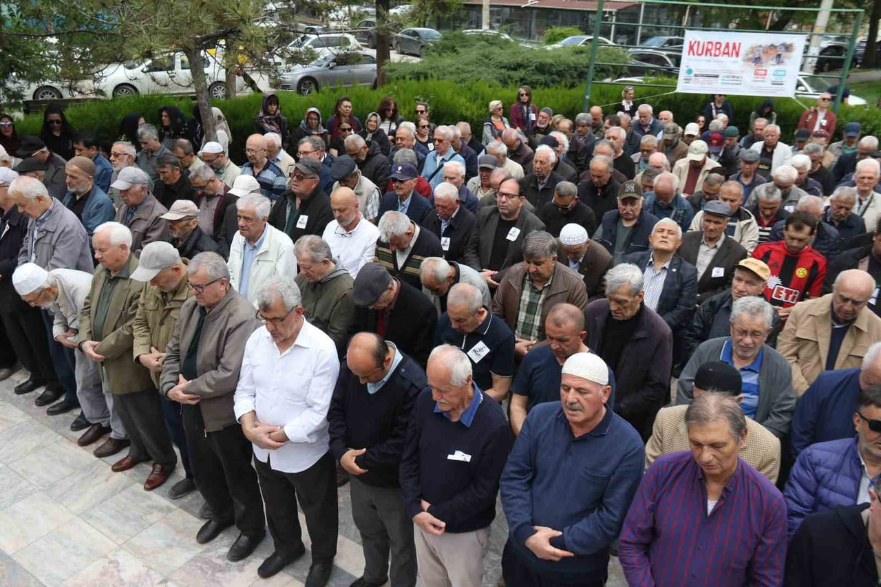 ESKİŞEHİRSPOR’UN ŞANLI TARİHİNDE DERİN İZLER BIRAKAN, TÜRK FUTBOLUNUN UNUTULMAZ İSİMLERİNDEN ESKİ...