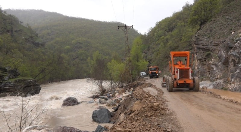 ETKİLİ YAĞIŞLARIN ARDINDAN MUNZUR SUYUNUN TAŞMASIYLA ULAŞIMA KAPANAN 62-25 KARAYOLU KONTROL...
