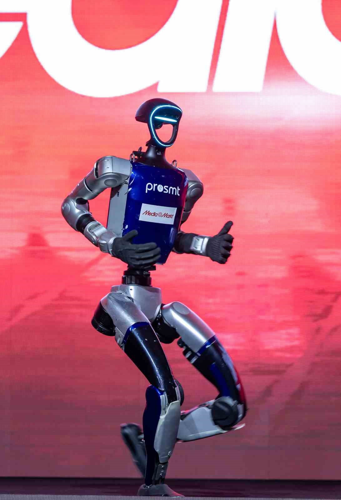ETKİNLİĞE, SAHNEYE ÇIKARAK ERİK DALI EŞLİĞİNDE DANS EDEN İNSANSI ROBOT DİKKAT ÇEKTİ.