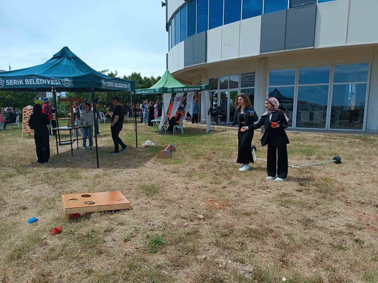 ETKİNLİK ALANINDA ÖĞRENCİLER İÇİN ÇEŞİTLİ OYUNLAR, TAKIM AKTİVİTELERİ, SOHBET ALANLARI VE...