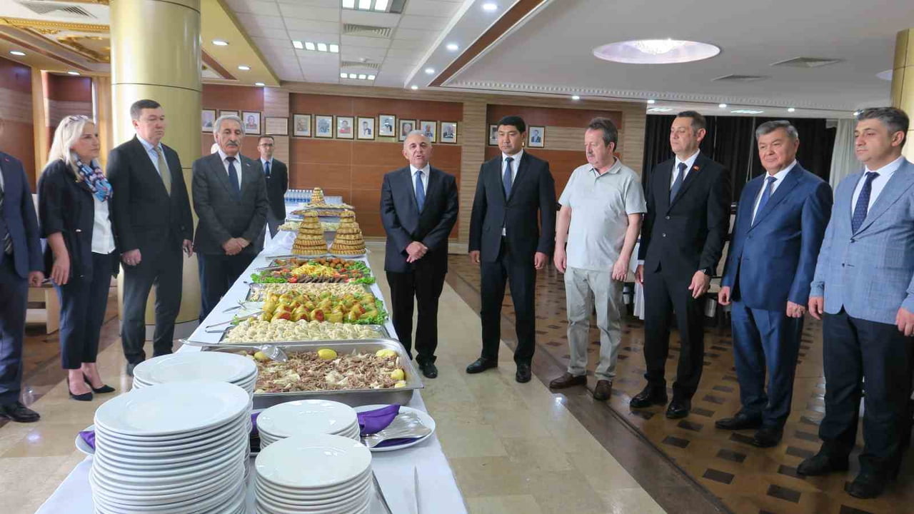 ETKİNLİK KAPSAMINDA KURULAN SOFRADA KTMÜ GASTRONOMİ BÖLÜMÜ TARAFINDAN HAZIRLANAN TÜRK YEMEKLERİ...