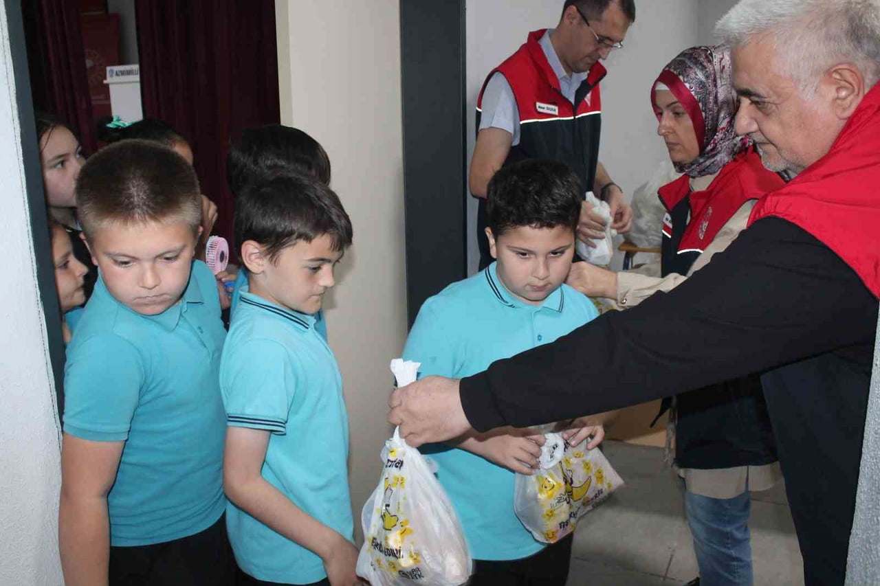 ETKİNLİK SONUNDA ÖĞRENCİLERE BALIK EKMEK İKRAMINDA BULUNULARAK SAĞLIKLI BESLENME KONUSUNDA...