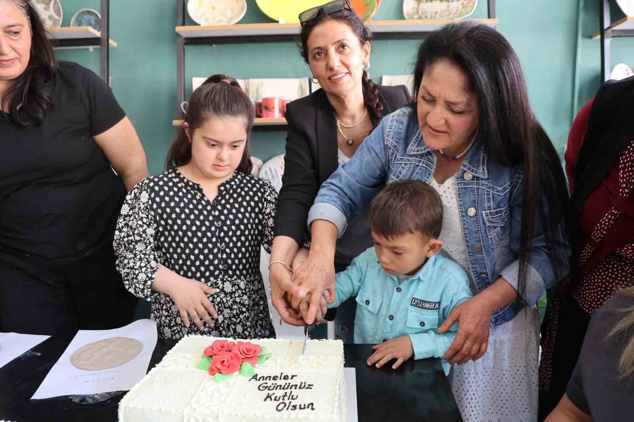 ETKİNLİKTE ANNELER VE ÇOCUKLARI PASTA KESEREK ANNELER GÜNÜ'NÜ KUTLADI.