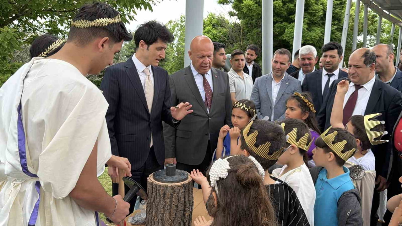 ETKİNLİKTE ÇOCUKLAR, ARKEOLOJİK KAZILARIN NASIL YAPILDIĞI KONUSUNDA BİLGİ ALDI