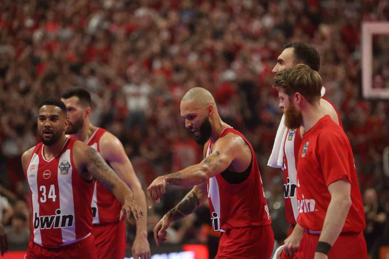 EUROLEAGUE FİNAL FOUR FİNAL MAÇINDA OLYMPİAKOS, REAL MADRİD'İ 92-85 MAĞLUP EDEREK ŞAMPİYON OLDU VE...