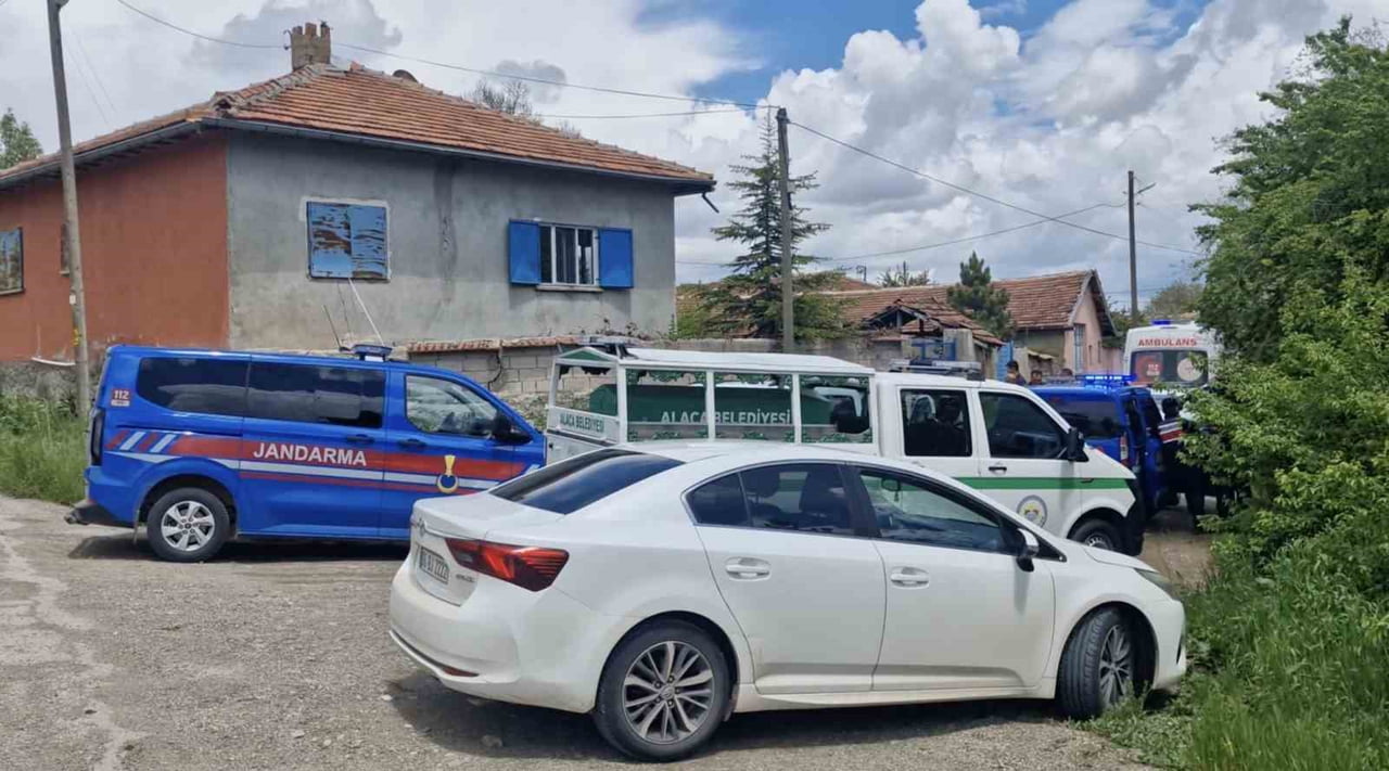 EVDE ÖLÜ OLARAK BULUNAN 61 YAŞINDAKİ KEMAL KARSLI İÇİN EKİPLER GEREKLİ ÇALIŞMALARI...