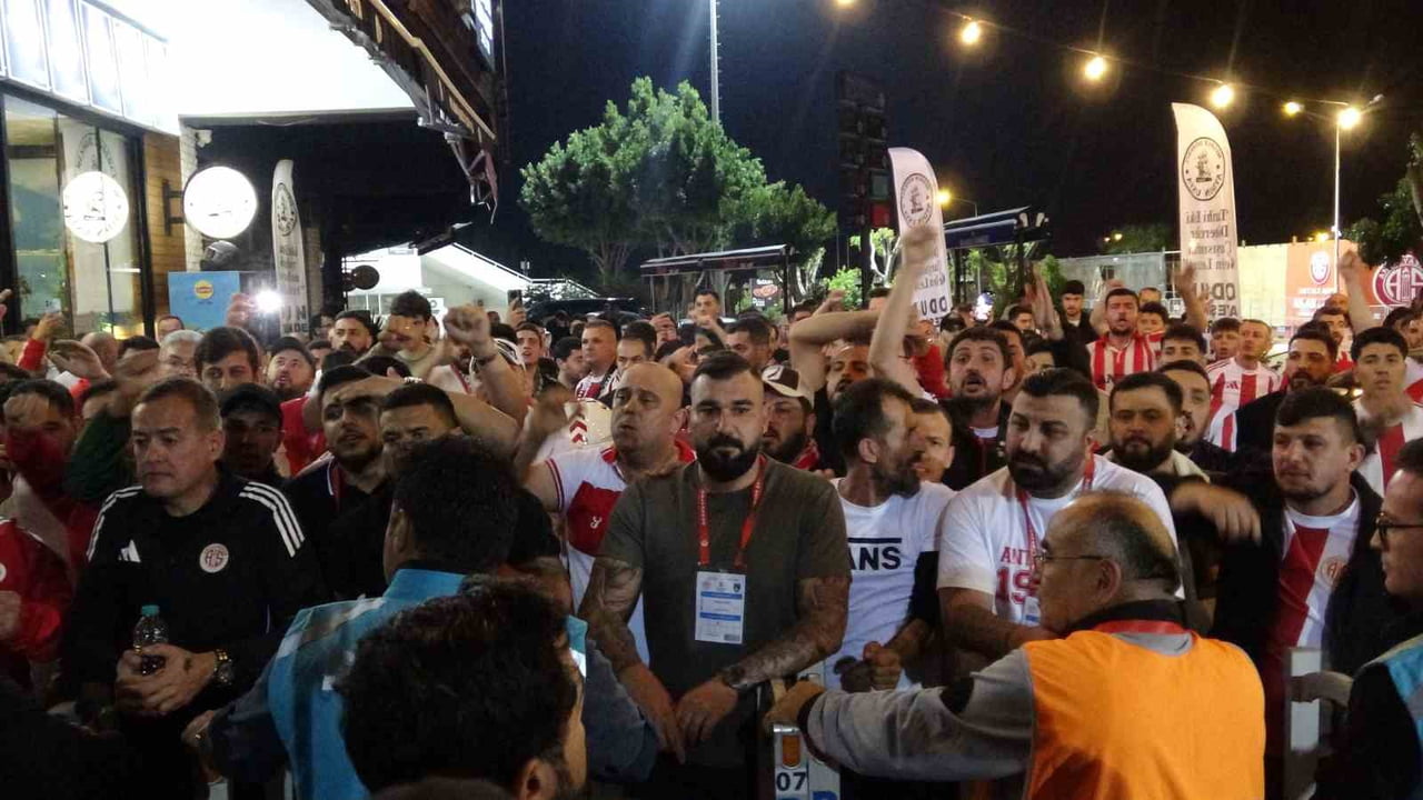 EVİNDE KONUK ETTİĞİ KOCAELİSPOR’U 1-0 MAĞLUP ETMESİNE RAĞMEN 32 PUANLA LİGİ 16. SIRADA BİTİREREK...