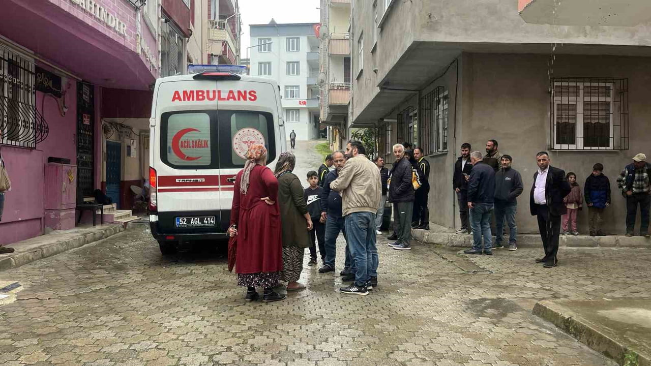 EVİNİN ÖNÜ