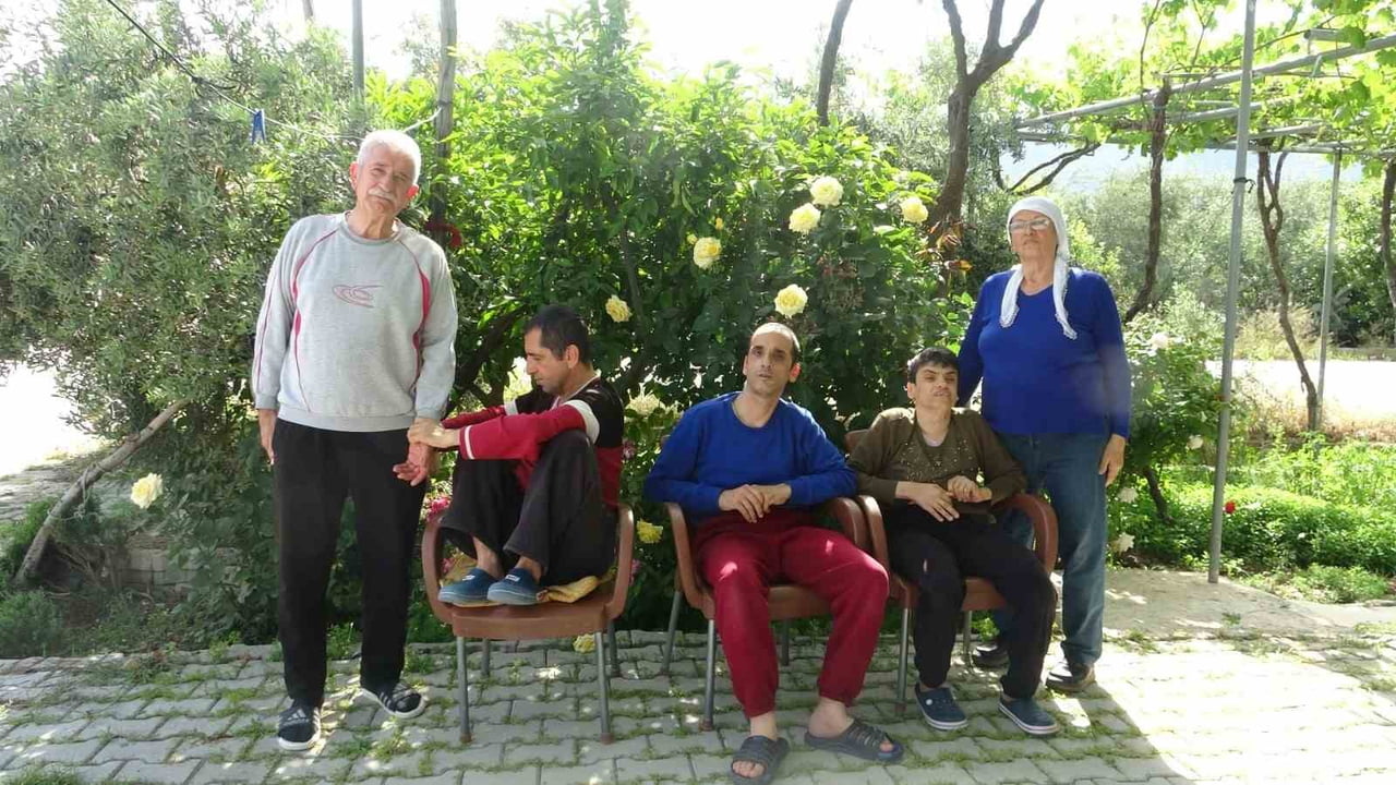 EVLATLARININ ENGELLİ OLMASI NEDENİYLE HER ANNELER GÜNÜ'NÜ BURUK GEÇİREN KOÇAK, ENGELLİ...