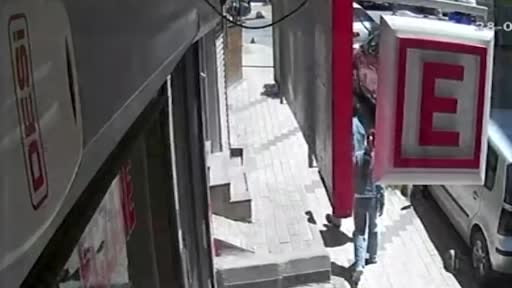 Evlere dadanan hırsızlar kamerada: 195 suç kaydı olduğu ortaya çıktı