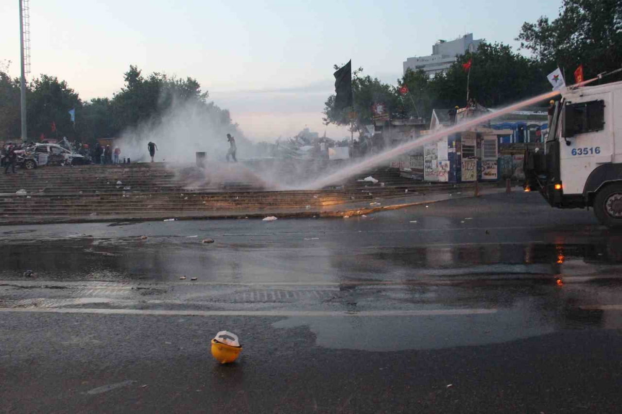 EYLEMCİLERİN, CAMİ KAMU BİNASI DEMEDEN İSTANBUL BAŞTA OLMAK ÜZERE TÜM ŞEHİRLERE VERDİĞİ HASARLAR...