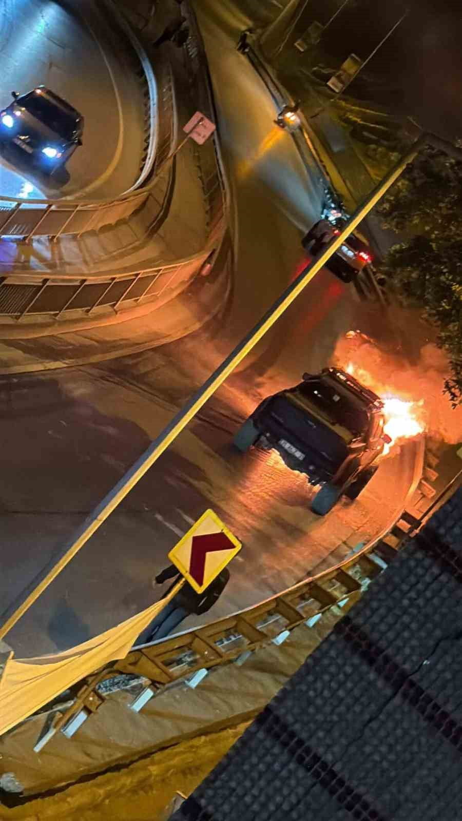 EYÜPSULTAN İLÇESİNDE GECE SAATLERİNDE HAREKET HALİNDEKİ ARAÇTA YANGIN ÇIKTI.