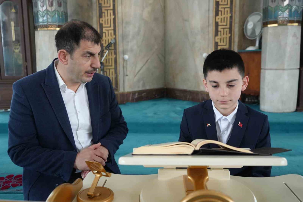 EZANIYLA GÖNÜLLERE DOKUNAN SAMSUNLU ORTAOKUL ÖĞRENCİSİ EMİR KAYRA EKE BU KEZ KUR’AN-I KERİM’İ...