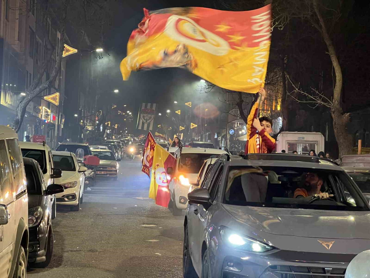 FAİKBEY CADDESİ’NE AKIN EDEN VATANDAŞLAR, MARŞLAR SÖYLEYİP TEZAHÜRATLARLA ŞAMPİYONLUĞU...