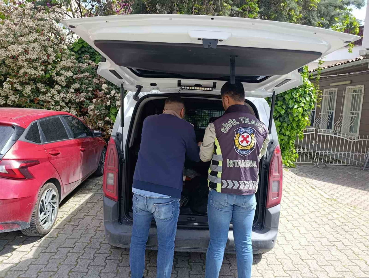FATİH'TE TRAFİKTE BAŞKA BİR ARACI ISRARLA TAKİP EDEREK TARTIŞMA ÇIKARDIĞI BELİRLENEN SÜRÜCÜYE 180...