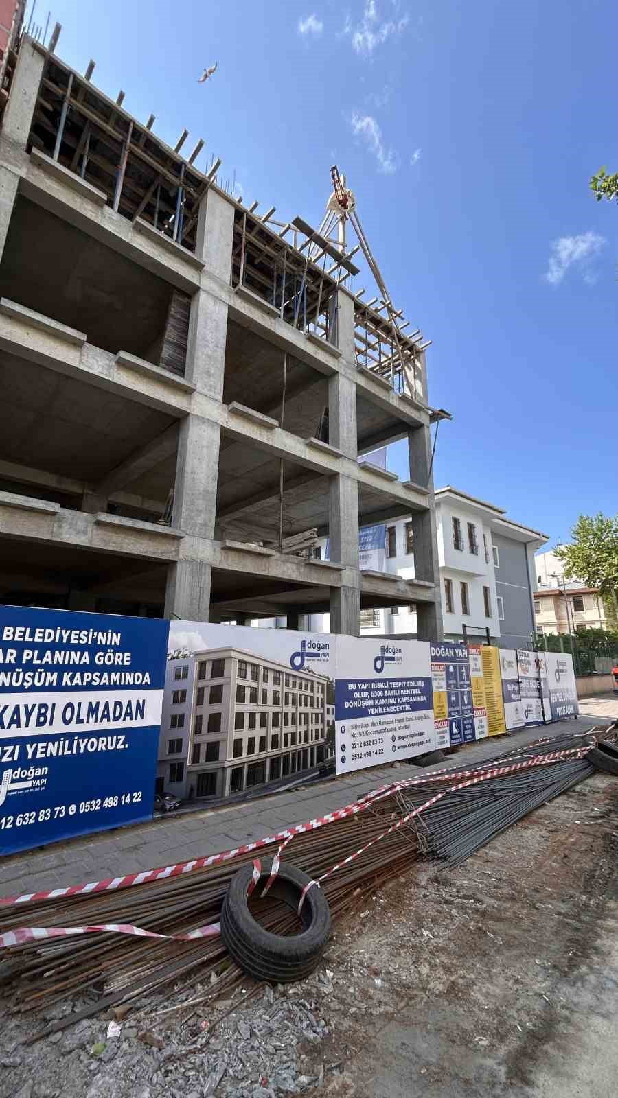 FATİH'TE YOL KENARINDA BULUNAN İNŞAAT DEMİRLERİ, İETT OTOBÜSÜN ALTINI DELEREK İÇERİ GİRDİ....