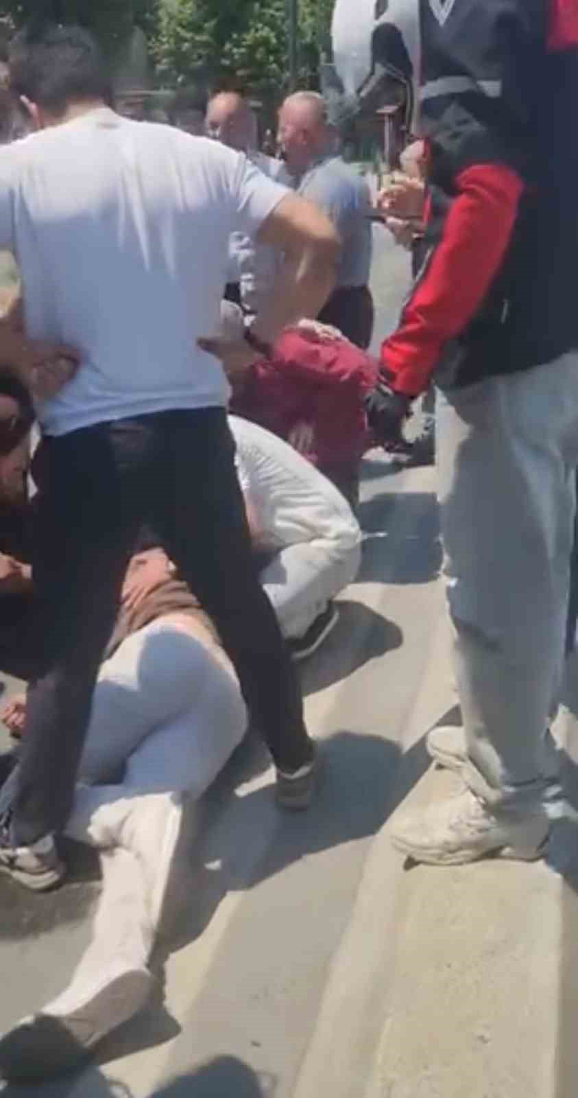 FATİH EMİNÖNÜ'NDE OTOBÜS DURAĞINA SEYİR HALİNDE OLAN İETT OTOBÜSÜNE ÇARPARAK SÜRÜKLENEN SKUTER...