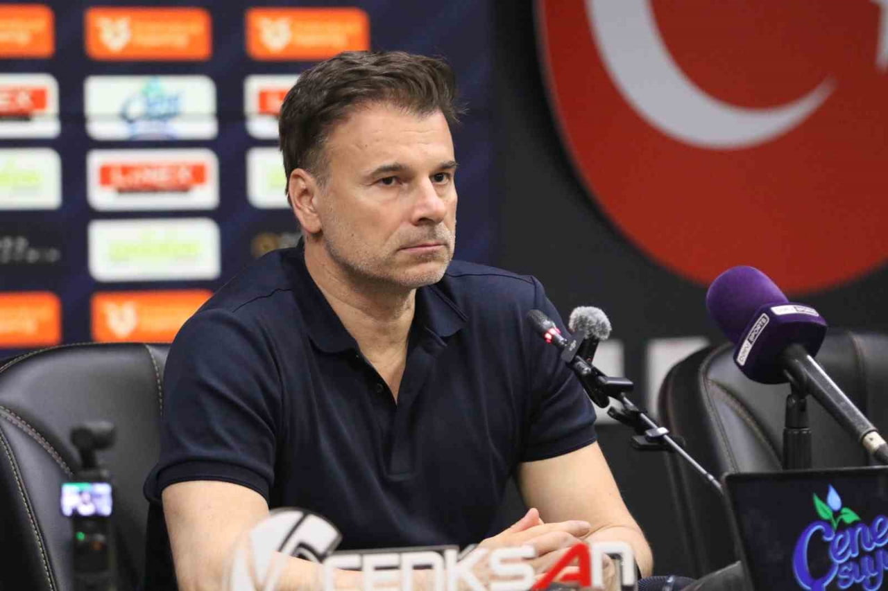 FATİH KARAGÜMRÜK’TE TEKNİK DİREKTÖR ALEKSANDAR STANOJEVİC, MAÇIN ARDINDAN DÜZENLENEN BASIN...