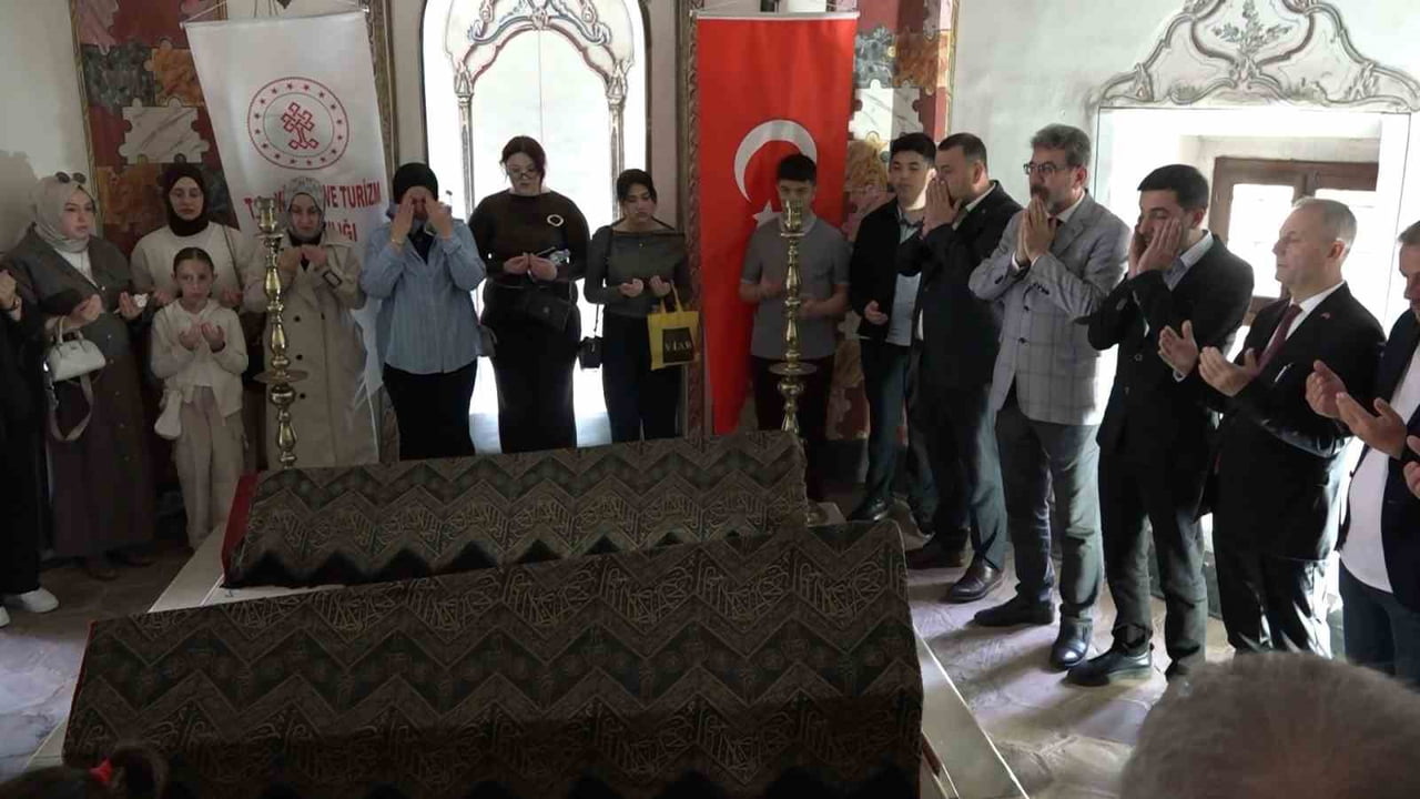FATİH SULTAN MEHMED HAN'IN BURSA MURADİYE KÜLLİYESİ'NDEKİ MEDFUN OLAN ANNESİ HÜMA HATUN, ANNELER...