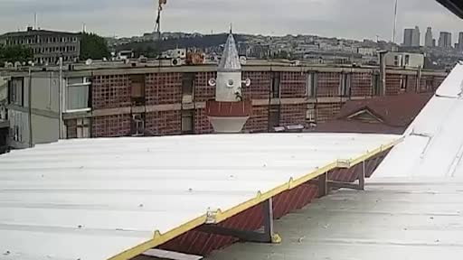 Fatih’te 400 yıllık cami minaresinin kubbesi vinçin çarpmasıyla böyle yıkıldı