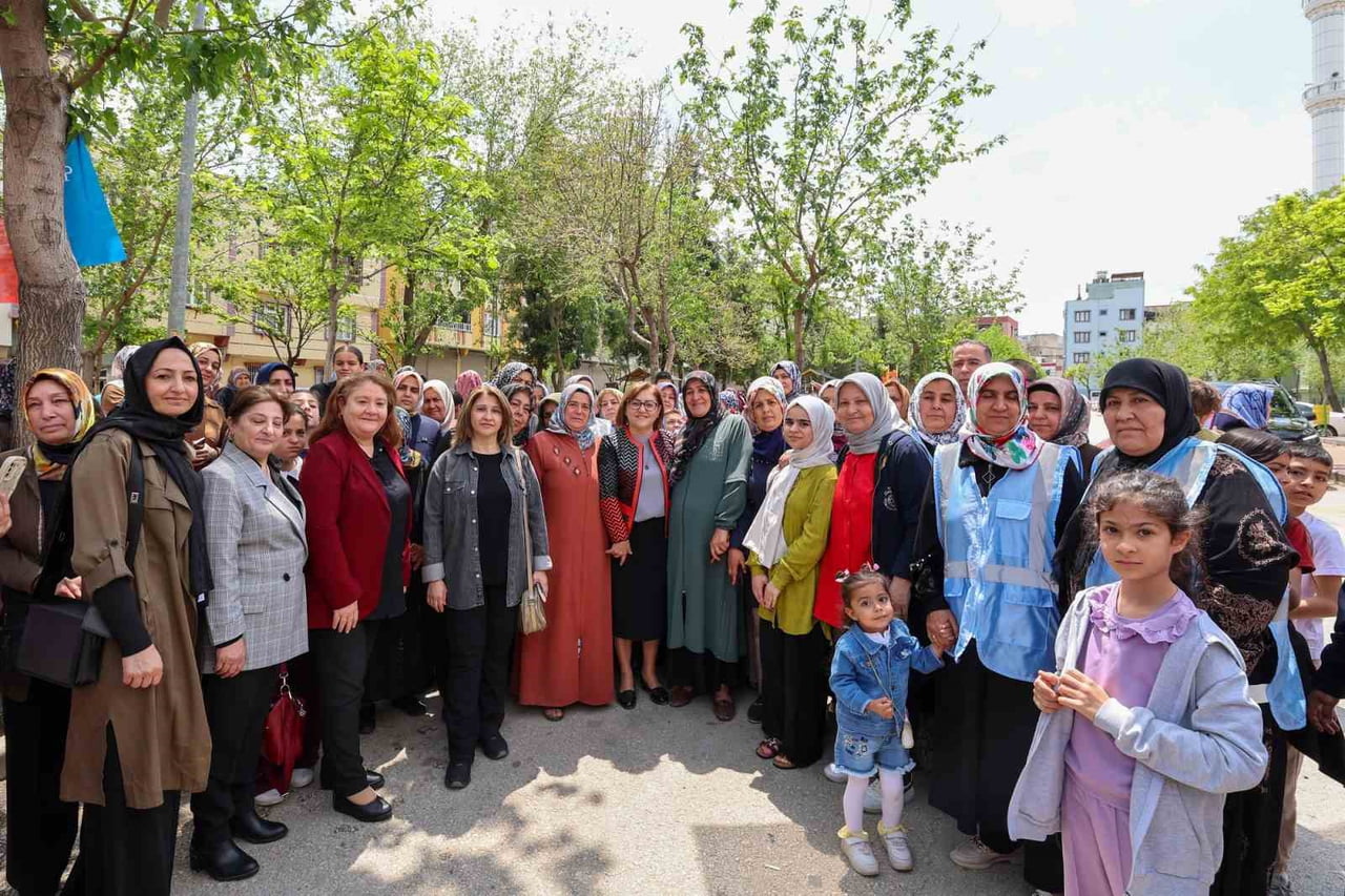 FATMA ŞAHİN, 25 ARALIK MAHALLESİ SAKİNLERİYLE BAYRAMLAŞTI