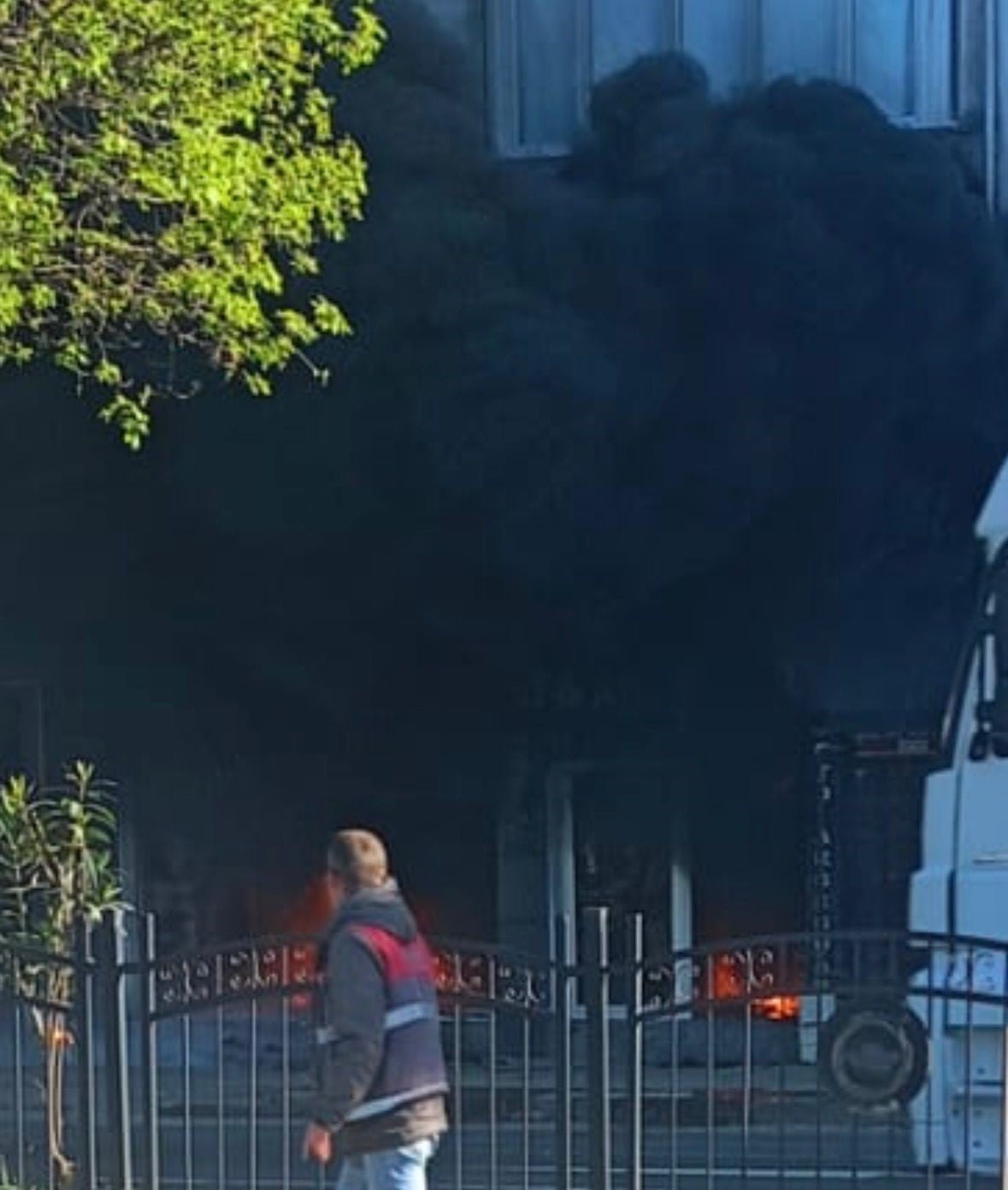 FATSA İLÇESİNDE FAALİYET GÖSTEREN BİR OTO AKSESUAR İŞ YERİNDE ÇIKAN YANGIN KORKU DOLU ANLARA NEDEN...