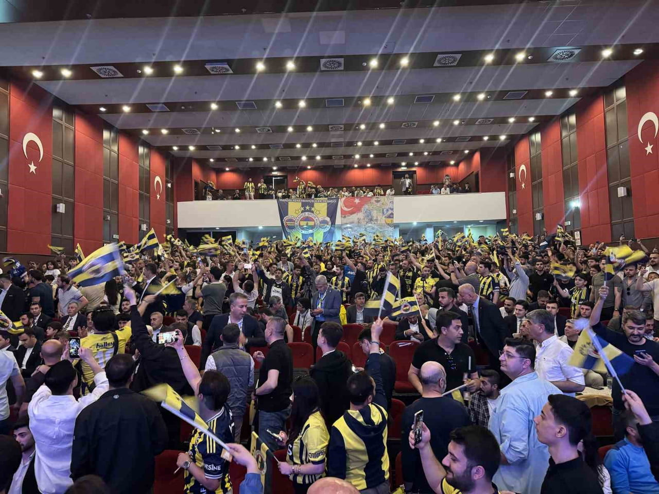 FENERBAHÇE KULÜBÜ BAŞKAN ADAYI AZİZ YILDIRIM, TARAFTARLARLA BİR ARAYA GELDİ