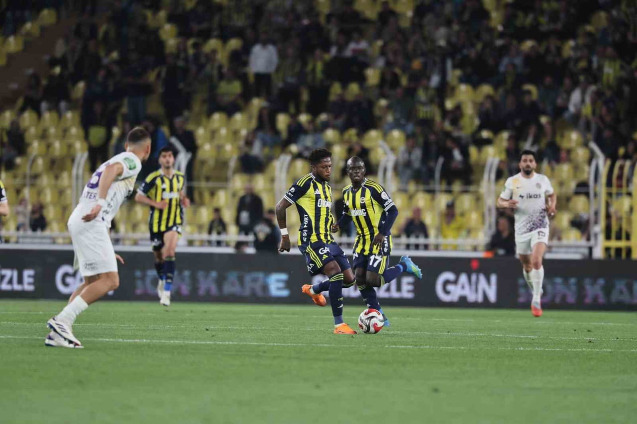 FENERBAHÇE’NİN BREZİLYALI FUTBOLCUSU FRED, LİGDE SON 3 MAÇTA 5 GOLLÜK KATKI SAĞLADI.