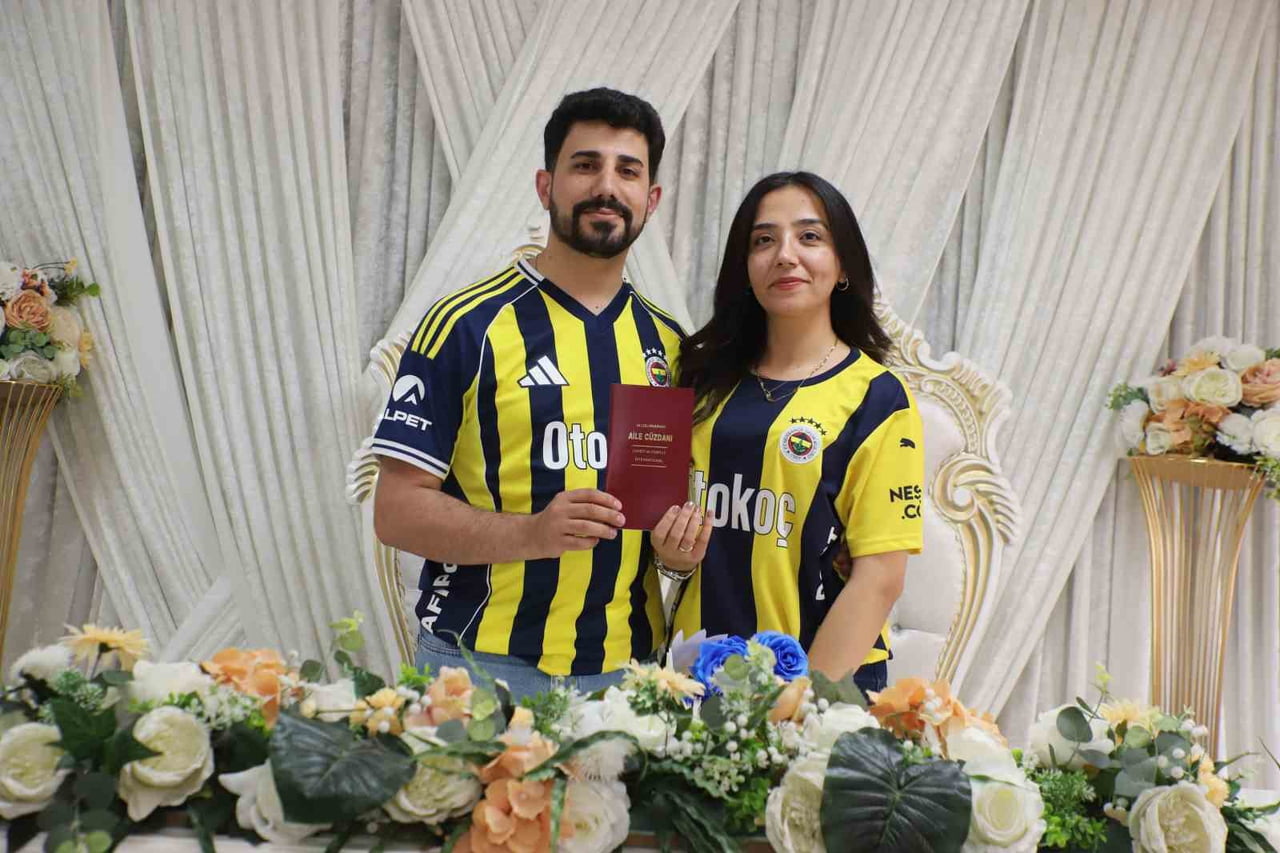 FENERBAHÇELİ NERGİZ SİVAS İLE MUSA BABAN İSİMLİ GENÇ ÇİFTİN NİKAH ŞAHİTLİĞİNİ İSE GALATASARAYLILAR...